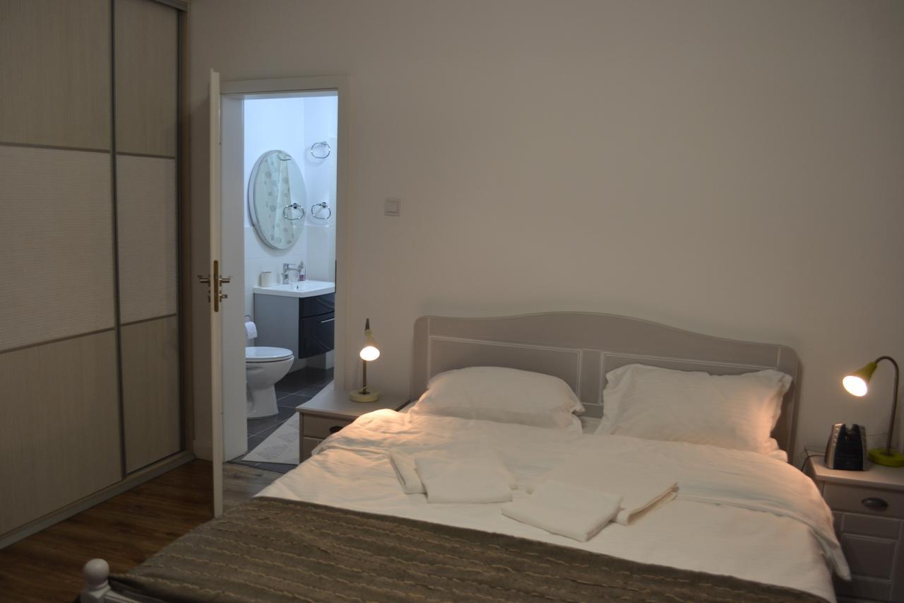 Victoria Plaza Two Bdr Apt Appartamento Bucarest Esterno foto