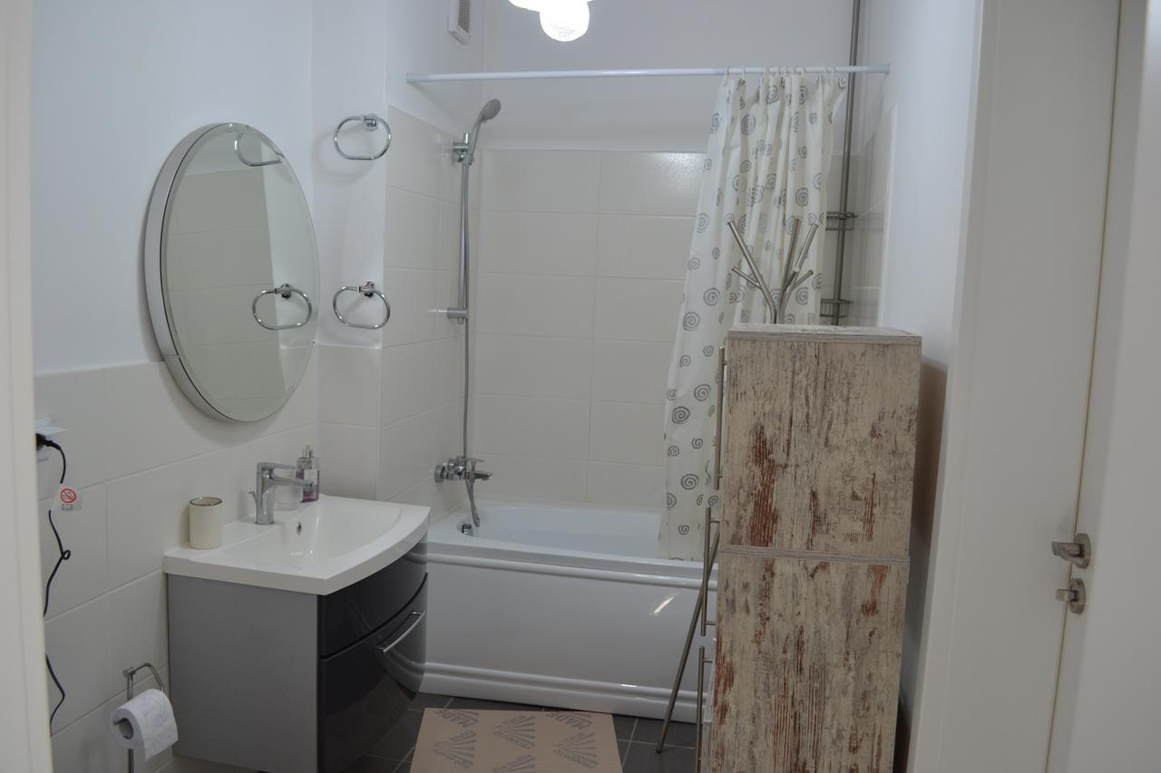 Victoria Plaza Two Bdr Apt Appartamento Bucarest Esterno foto