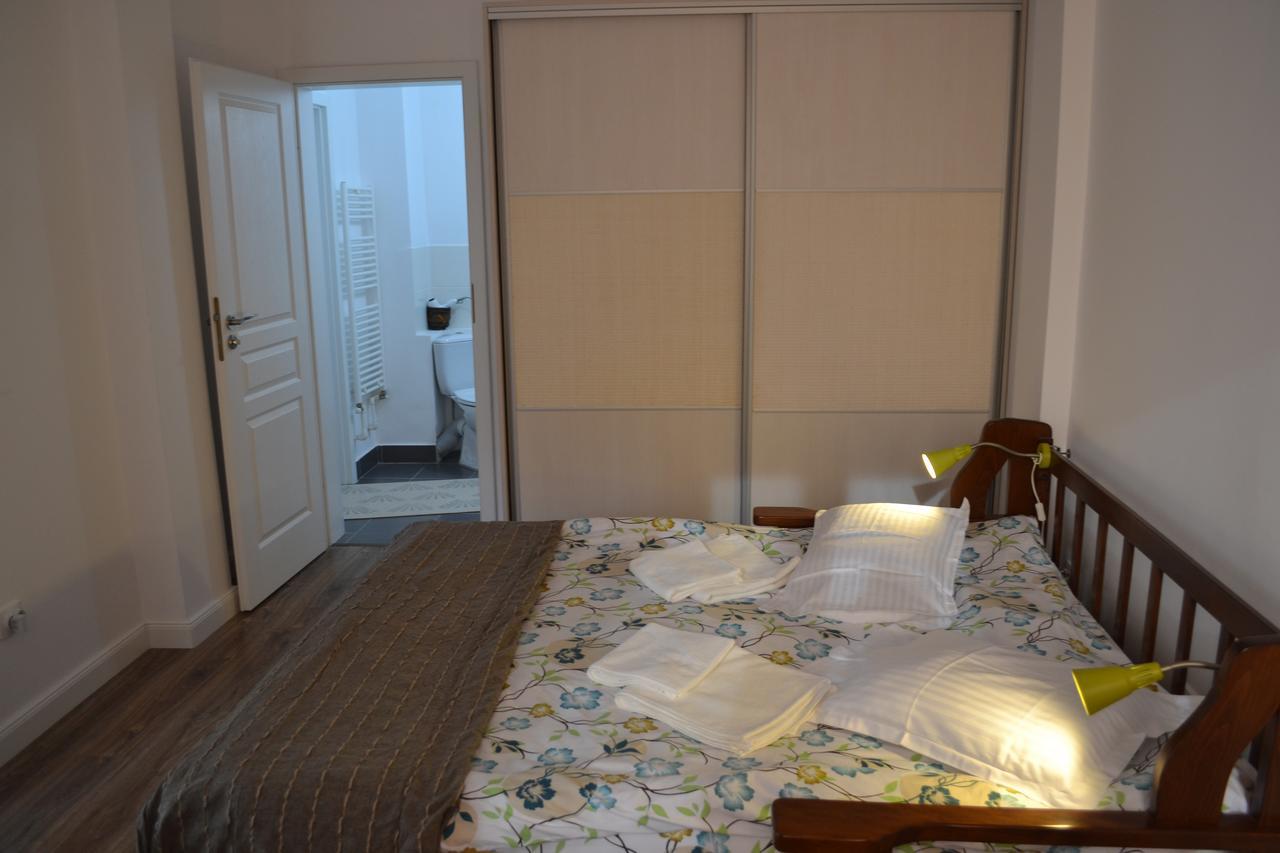 Victoria Plaza Two Bdr Apt Appartamento Bucarest Esterno foto